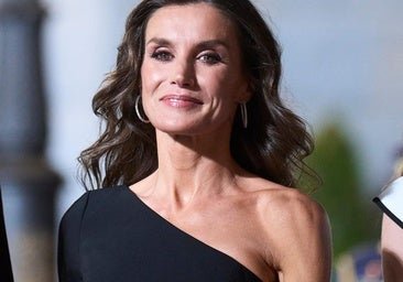 Siete vestidos negros de las rebajas que tiene la reina Letizia: copiamos sus modelos más elegantes