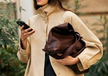 Llevaba años buscando el bolso de mano perfecto y por fin lo he encontrado: es muy elegante y de una marca española