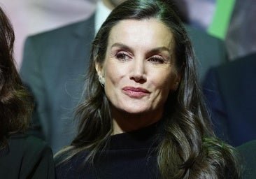 La reina Letizia se atreve con el vestido de COS más favorecedor de su armario en el Día Mundial Contra el Cáncer