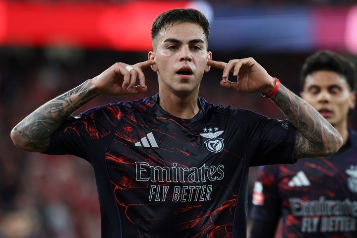 El festejo de Barrenechea tras su gol al AVS. (Foto: EFE)