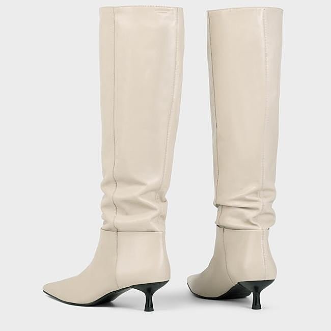 Botas kitten heel en color crema de Vagabond, 260 euros.