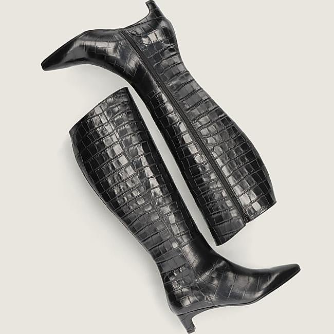 Botas negras efecto cocodrilo de Mascaró, 299,50 euros.