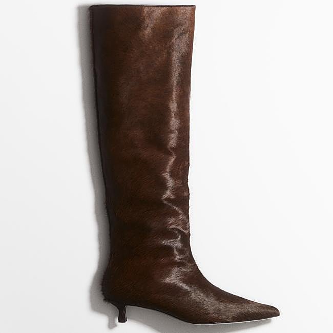 Botas marrones de pelo con tacón bajo de H&M, 79,99 euros.