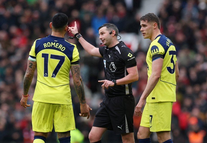 Cuti Romero al momento de su expulsión. (REUTERS)