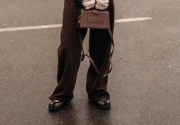 Adiós a las zapatillas grises: el marrón chocolate es el protagonista del año