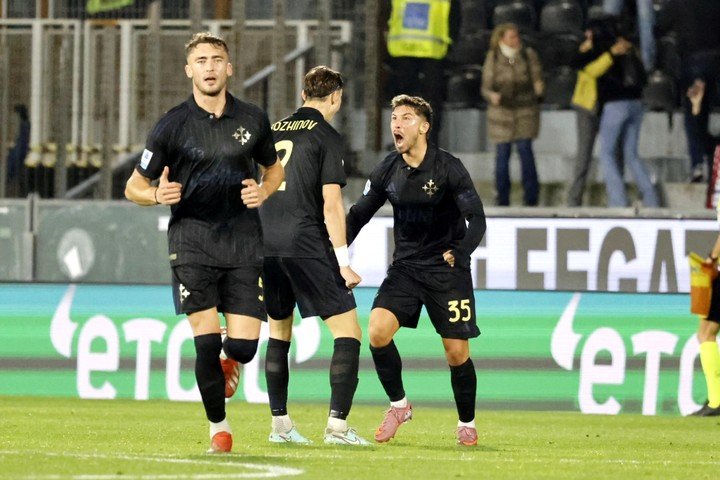 El festejo de Loyola tras su gol al Milan. (Foto: EFE)