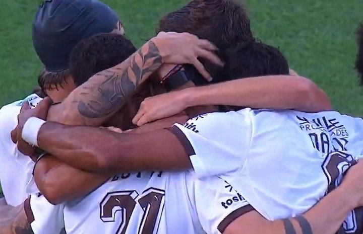 Los jugadores de Platense festejan el gol ante Barracas. (Foto: Captura TV).