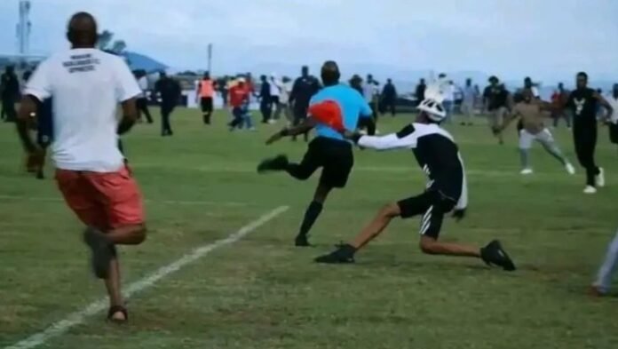 Video: persecusión y brutal patada a un árbitro en África