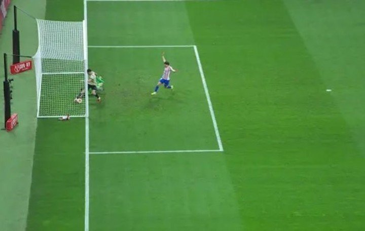 Joan García no alcanzó a sacar la pelota.