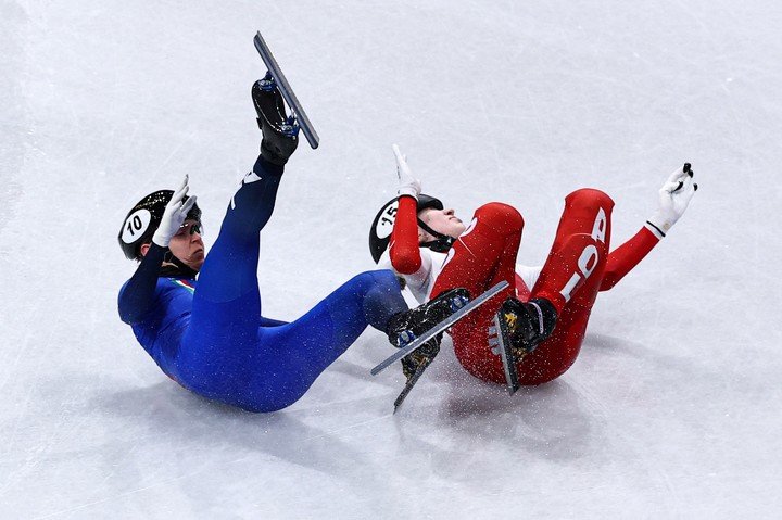 Arian Fontana de Italia y Kamila Sellier de Polonia en el piso (Reuters).