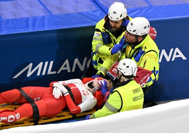 Kamila Sellier es retierada en camilla (Reuters).