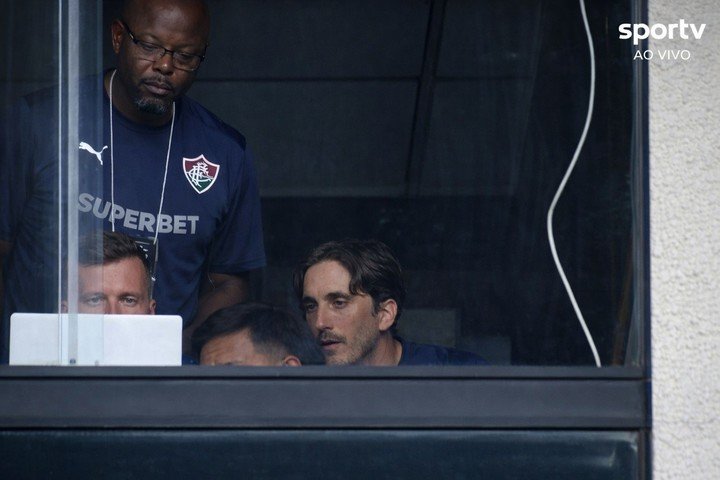 Zubeldía en el palco: lo echaron y debió seguir el partido fuera de la cancha.