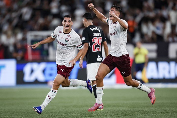 Kevin Serna festeja el gol de Fluminense.