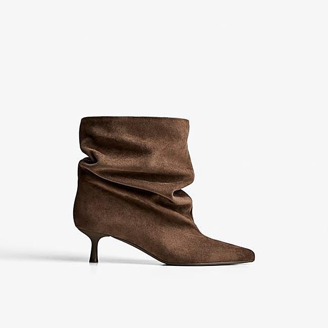 Botín efecto arrugado con tacón kitten de Bershka.