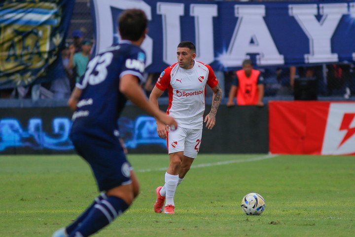 Facundo Zabala conduce la pelota en la derrota del Rojo por 3-2 ante Independiente Rivadavia. (Foto: Totti Rios)