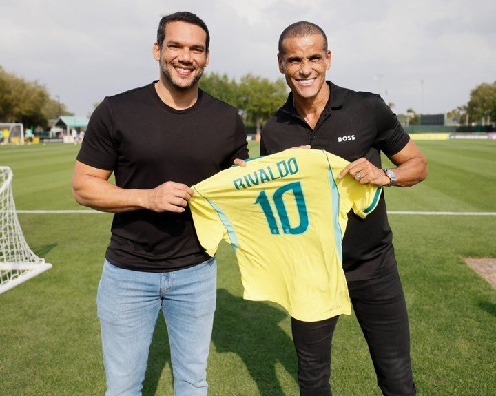 Rivaldo con el presidente de la Confederación Brasileña de Fútbol, Samir Xaud.