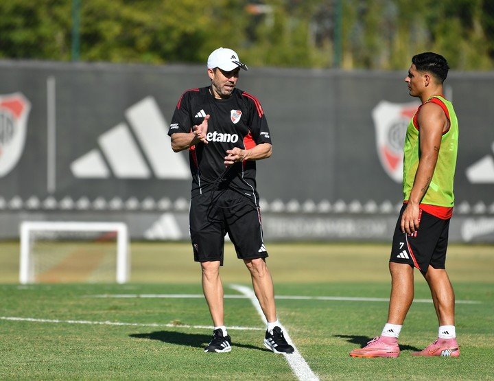Coudet y Maxi Salas, en el entrenamiento de River. (PRENSA RIVER).
