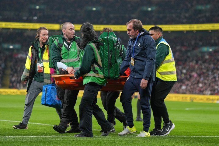 Piquerez se fue en camilla. (AP Photo/Alastair Grant)