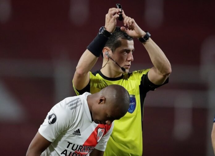 Árbitro colombiano para el debut de River en la Sudamericana