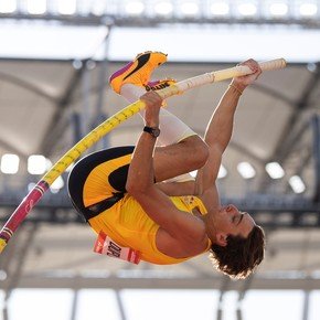 Armand Duplantis volvió a romper el récord mundial de salto con garrocha en Budapest