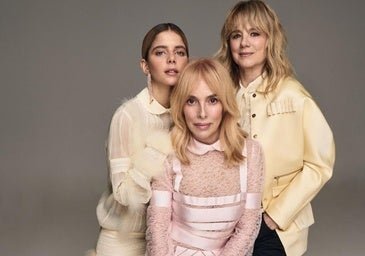 Teresa Helbig celebra 30 años en la moda con sus musas, Emma Suárez y Lucía Díez: «Nunca me arrepiento de nada»