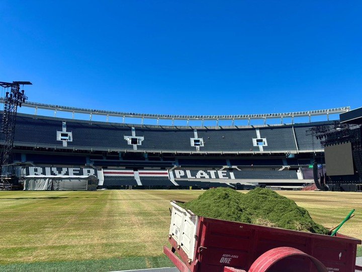 Los trabajos en el césped del Monumental.
