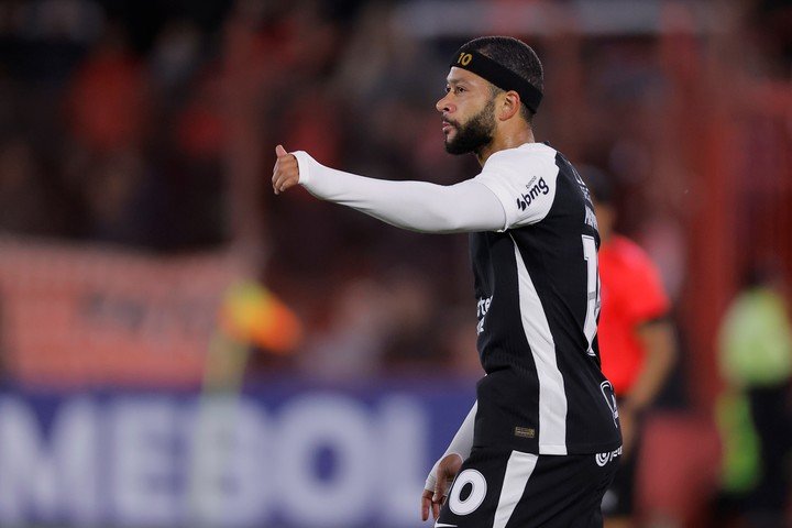 Memphis Depay con Corinthians, ante Huracán en el Ducó por la Copa Sudamericana (EFE).