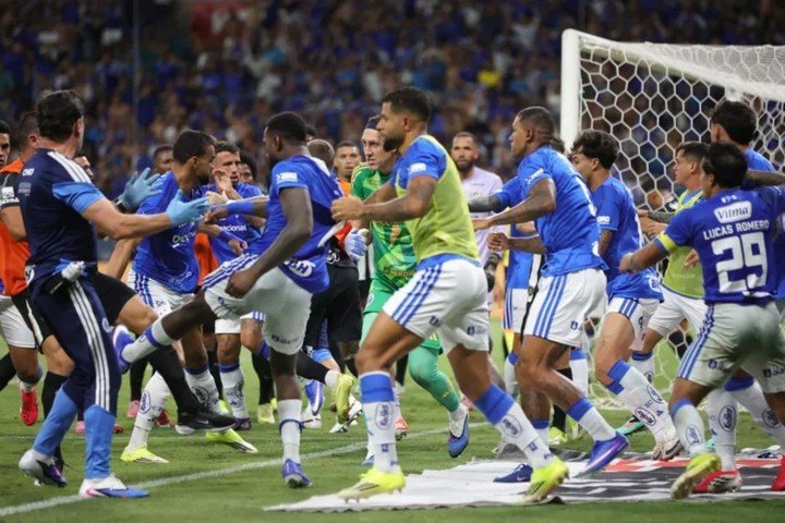 Los jugadores del Cruzeiro en la batalla campal ante Atlético Mineiro.