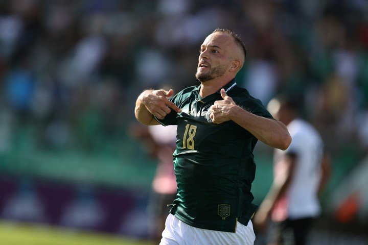 Juan Godoy de Bolivia celebra un gol este domingo, en un partido amistoso entre Bolivia y Trinidad y Tobago en el estadio Ramón Aguilera en Santa Cruz (Bolivia). EFE/ Luis Gandarillas