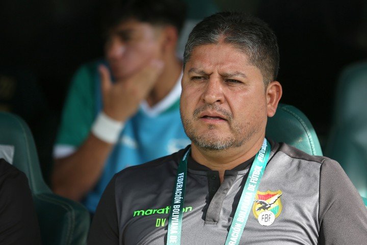 El entrenador de Bolivia, Óscar Villegas, reacciona este domingo en un partido amistoso entre Bolivia y Trinidad y Tobago en el estadio Ramón Aguilera en Santa Cruz (Bolivia). EFE/ Luis Gandarillas