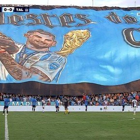 Video: la imponente bandera del Cuti Romero que desplegaron los hinchas de Belgrano durante el clásico