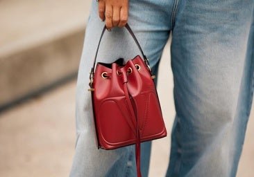 El street style confirma que necesitas un bolso rojo: los más bonitos para elevar un look