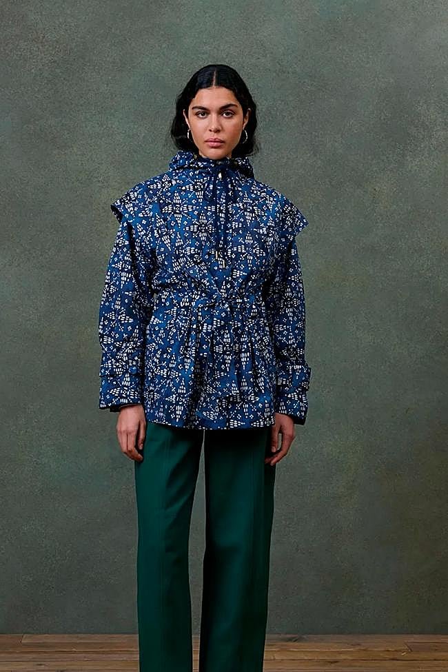 Chaqueta con capucha y estampado azul de Louise Misha.