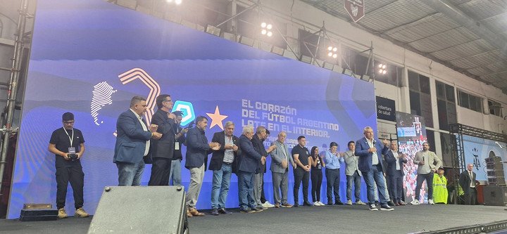 Los miembros del Comité Ejecutivo de AFA en el escenario (Foto:@ascensointerior).