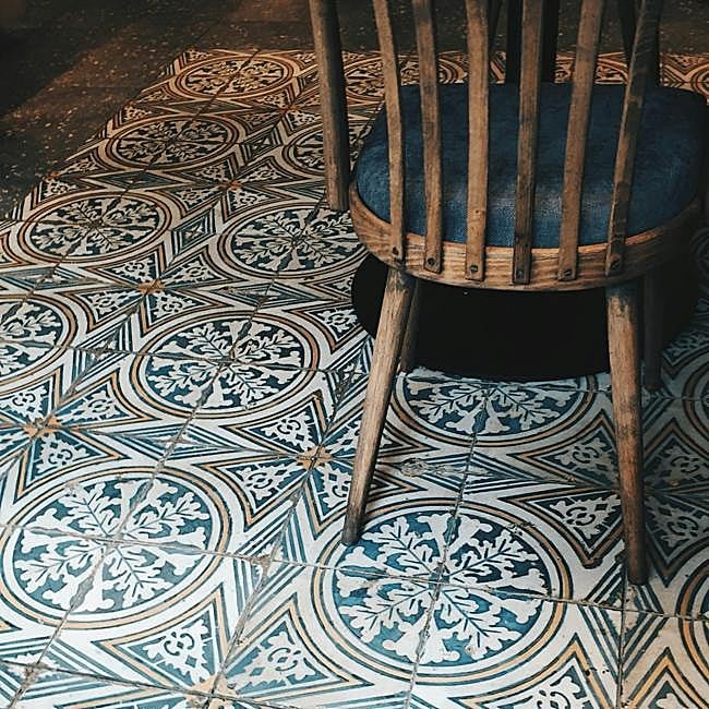 Suelo con baldosa delf pintada a mano de efecto retro.