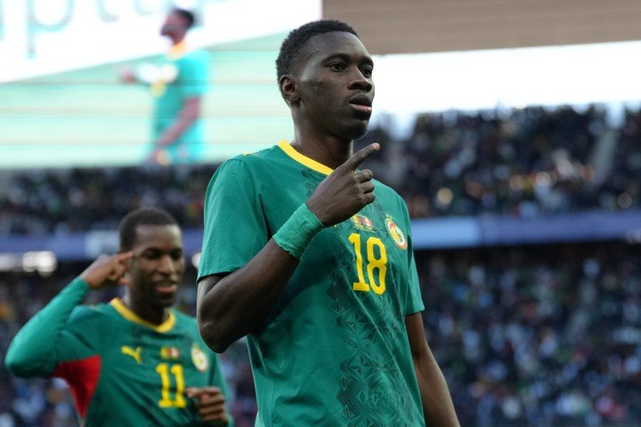 El festejo de Sarr tras su gol a Perú. (Foto: AP)