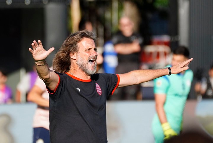 Rubén Darío Insua, DT de Barracas.
(Foto: Marcelo Carroll - FTP CLARIN)