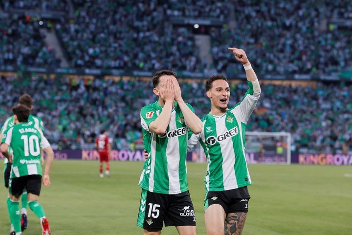 Fidalgo y Antony, los goleadores béticos de la noche. (EFE/ José Manuel Vidal).