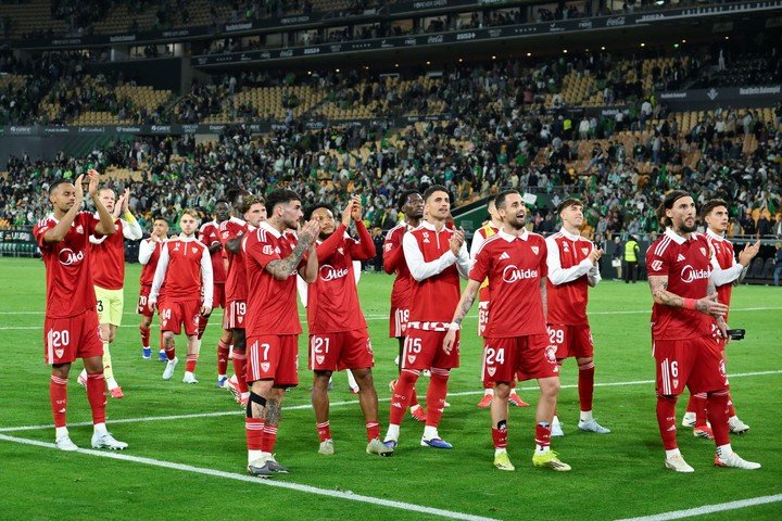 El festejo del Sevilla tras el empate agónico. (EFE/Raúl Caro).