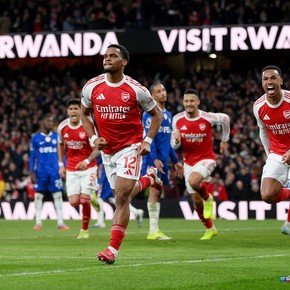 Con tres goles de córner, el Arsenal le ganó el clásico al Chelsea y se alejó en la cima de la Premier