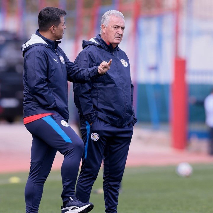 Gustavo Alfaro con uno de sus colaboradores (Instagram Albirroja).