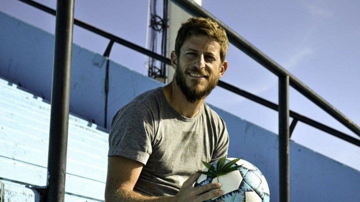 También, el mediocampista es un acérrimo defensor del cannabis medicinal en el deporte.