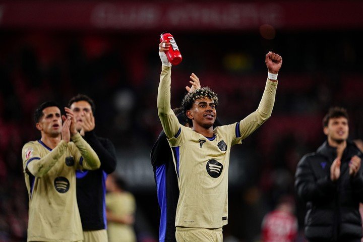 Con esta victoria, el Barcelona vuelve a sacarle cuatro de ventaja al Madrid (AP Photo/Miguel Oses).