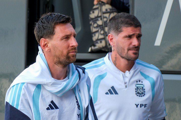 Lionel Messi, y su compañero, Rodrigo De Paul (EFE).