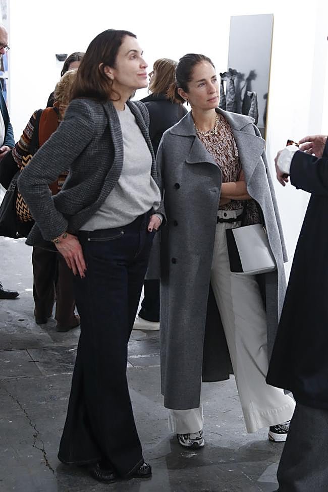 Carolina Adriana Herrera con pantalón blanco y abrigo gris durante la exposición de ARCO en Madrid.
