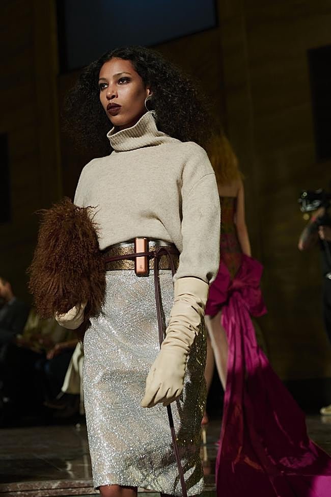 Duyos eleva los dispositivoa de Glo™️* y los integra en complementos joya en su desfile.