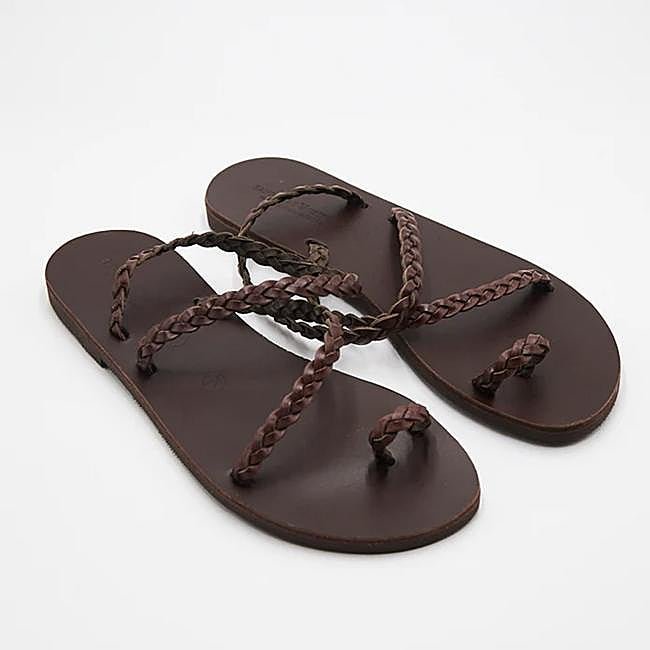 Sandalias planas con trenzado en marrón de Sandalias Griegas.