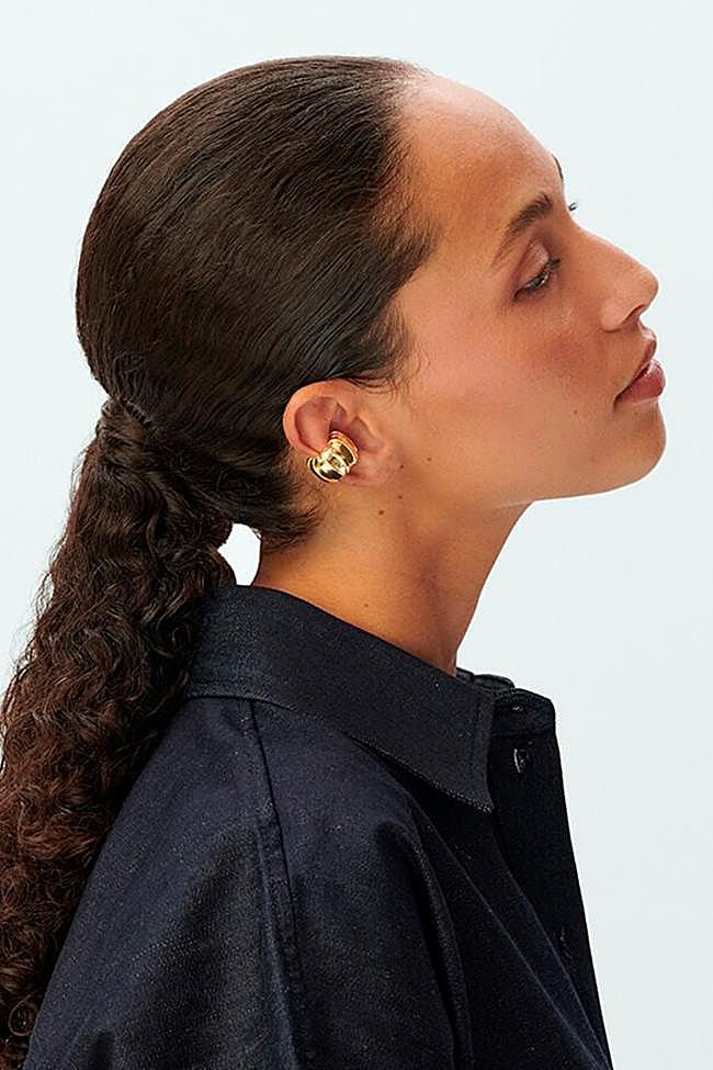 Pendiente tipo ear cuff en dorado de Agatha.