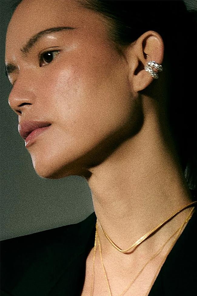 Pendiente estilo earcuff con detalle de piedras de Paulet.