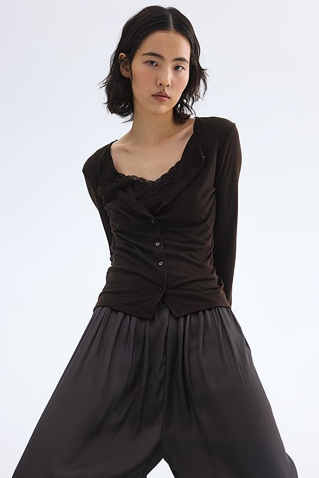 Top con detalle de encaje y cárdigan de punto en marrón de H&M.